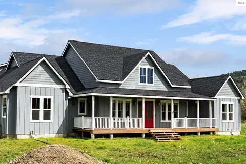 51 Pumphouse Ln, Sagle, ID 83860