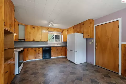 Kitchen - 1206 Meadowood Rd, Sandpoint, ID 83864 photo 2 of 3