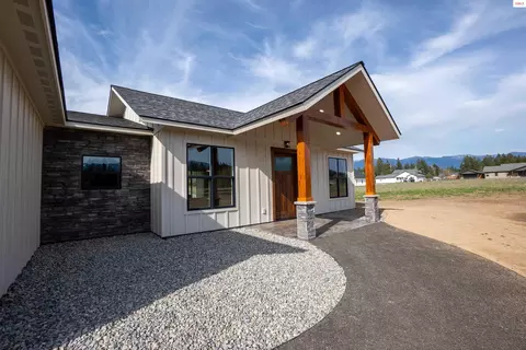 167 Airstrip Rd, Moyie Springs, ID 83845