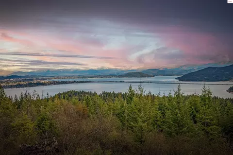 1025 Mountain Ridge Dr, Sagle, ID 83860