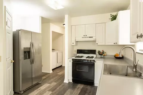 Kitchen - 1611 Cedar St, Sandpoint, ID 83864 photo 2 of 4