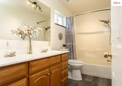 Bath - 1611 Cedar St, Sandpoint, ID 83864 photo 3 of 5