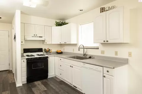 Kitchen - 1611 Cedar St, Sandpoint, ID 83864 photo 1 of 4