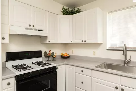 Kitchen - 1611 Cedar St, Sandpoint, ID 83864 photo 3 of 4
