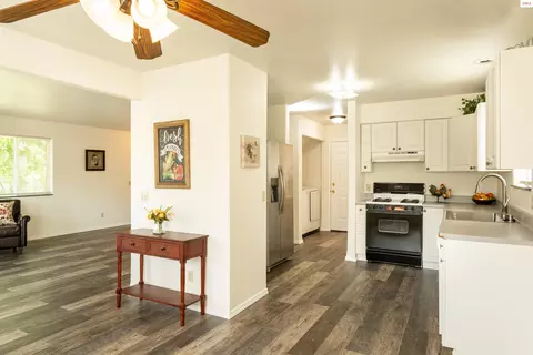 Entry Way - 1611 Cedar St, Sandpoint, ID 83864 photo 1 of 6