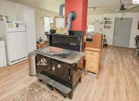 Kitchen - 2884 Morris Rd, Naples, ID 83847 photo 2 of 2