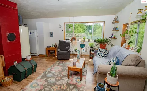 Living - 2884 Morris Rd, Naples, ID 83847 photo 1 of 2
