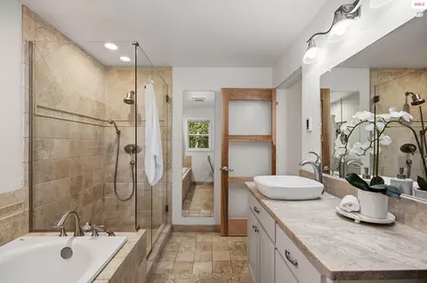 Bath - 1104 Birch St, Sandpoint, ID 83864 photo 3 of 12