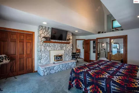 Bedroom - 433 Campbell Point Rd, Laclede, ID 83864 photo 4 of 16