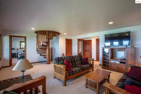 Living - 433 Campbell Point Rd, Laclede, ID 83864 photo 8 of 9