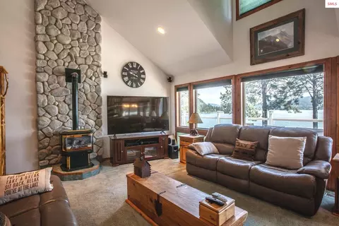Living - 433 Campbell Point Rd, Laclede, ID 83864 photo 3 of 9