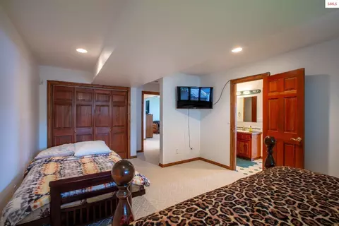Bedroom - 433 Campbell Point Rd, Laclede, ID 83864 photo 13 of 16