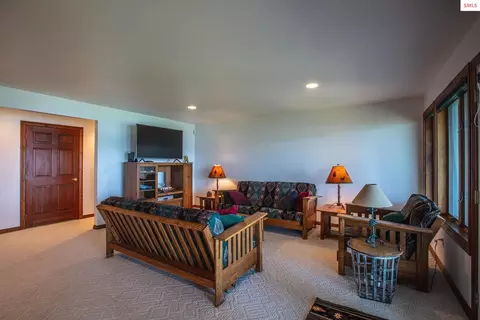 Living - 433 Campbell Point Rd, Laclede, ID 83864 photo 9 of 9