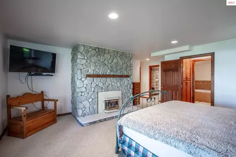 Bedroom - 433 Campbell Point Rd, Laclede, ID 83864 photo 7 of 16