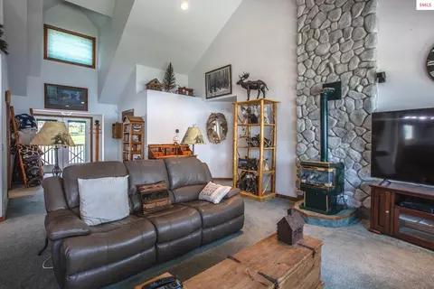 Living - 433 Campbell Point Rd, Laclede, ID 83864 photo 5 of 9