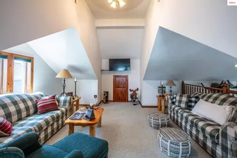 Living - 433 Campbell Point Rd, Laclede, ID 83864 photo 6 of 9