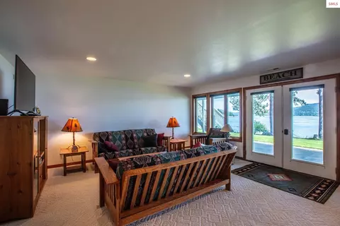 Living - 433 Campbell Point Rd, Laclede, ID 83864 photo 7 of 9