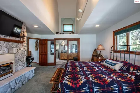 Bedroom - 433 Campbell Point Rd, Laclede, ID 83864 photo 5 of 16