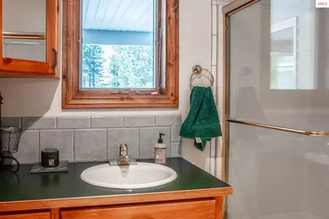 Bath - 433 Campbell Point Rd, Laclede, ID 83864 photo 1 of 7