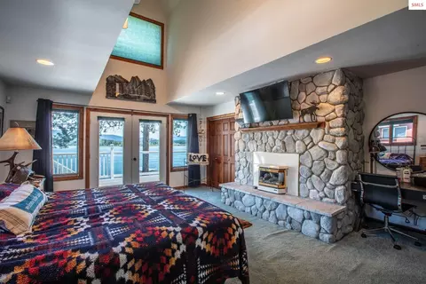Bedroom - 433 Campbell Point Rd, Laclede, ID 83864 photo 3 of 16