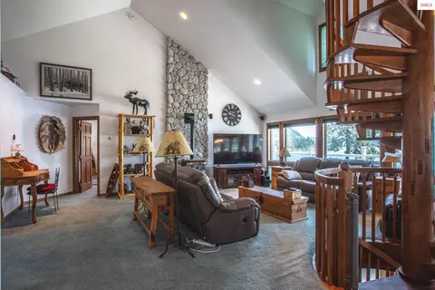 Living - 433 Campbell Point Rd, Laclede, ID 83864 photo 1 of 9