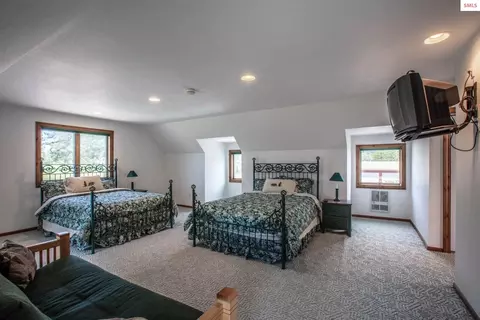Bedroom - 433 Campbell Point Rd, Laclede, ID 83864 photo 14 of 16