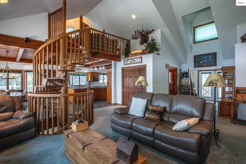 Living - 433 Campbell Point Rd, Laclede, ID 83864 photo 4 of 9