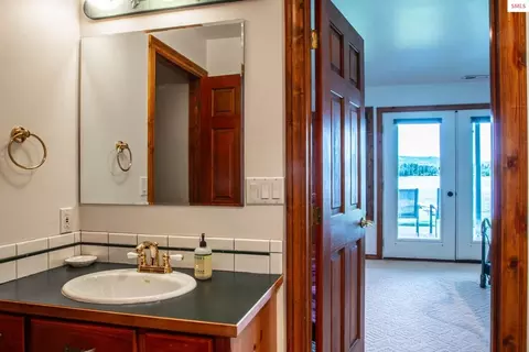 Bath - 433 Campbell Point Rd, Laclede, ID 83864 photo 6 of 7