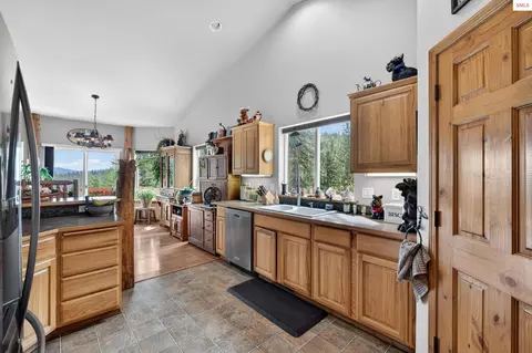 Kitchen - 17461 N Right Fork Rd, Hauser, ID 83854 photo 4 of 5