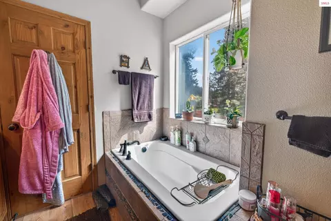 Bath - 17461 N Right Fork Rd, Hauser, ID 83854 photo 3 of 3