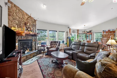 Living - 17461 N Right Fork Rd, Hauser, ID 83854 photo 2 of 4