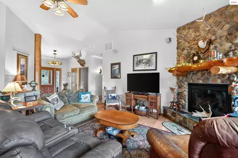 Living - 17461 N Right Fork Rd, Hauser, ID 83854 photo 4 of 4