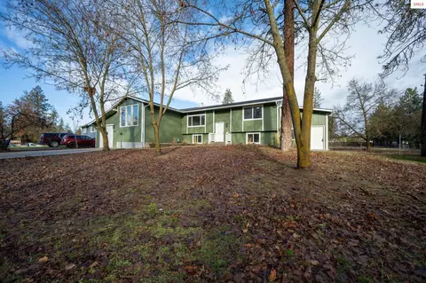11448 W Meadowview Ln, Nine Mile Falls, WA 99026