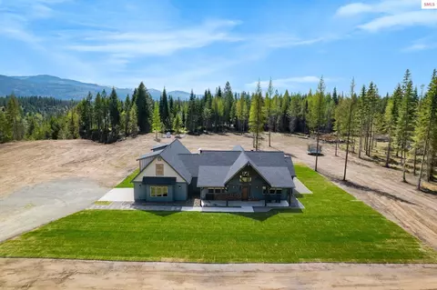 Exterior - 122 Windswept Ct, Naples, ID 83847 photo 2 of 9