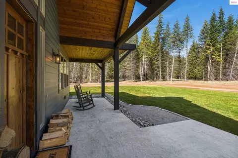 Exterior - 122 Windswept Ct, Naples, ID 83847 photo 4 of 9