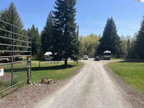 385 Upland Dr, Sandpoint, ID 83864