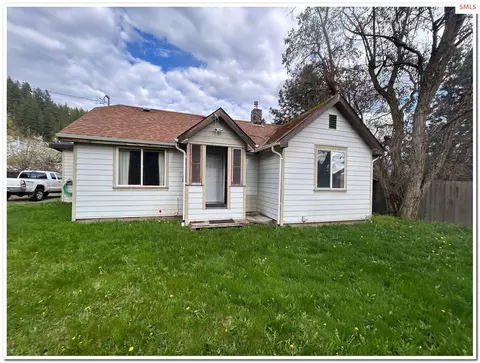 6648 Chippewa Dr, Bonners Ferry, ID 83805