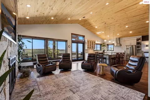 Living - 270 Blizzard Dr, Sandpoint, ID 83864 photo 3 of 4