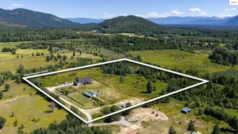 637 Cascade Ln, Naples, ID 83847