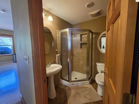Bath - 1599 Samuels Rd, Sandpoint, ID 83864 photo 1 of 4