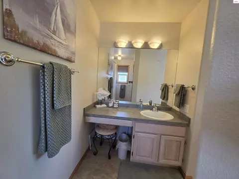 Bath - 1599 Samuels Rd, Sandpoint, ID 83864 photo 2 of 4