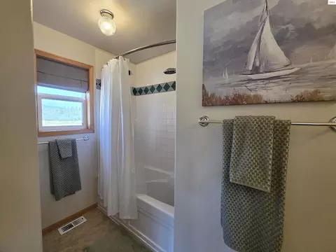 Bath - 1599 Samuels Rd, Sandpoint, ID 83864 photo 3 of 4