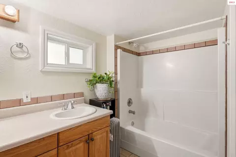 Bath - 1601 Main St, Sandpoint, ID 83864 photo 1 of 4
