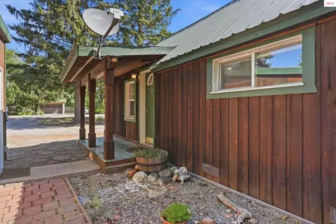 Exterior - 1601 Main St, Sandpoint, ID 83864 photo 4 of 17