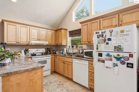 Kitchen - 1601 Main St, Sandpoint, ID 83864 photo 7 of 8