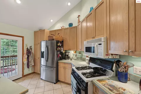 Kitchen - 403 Fall Crk, Naples, ID 83847 photo 2 of 5