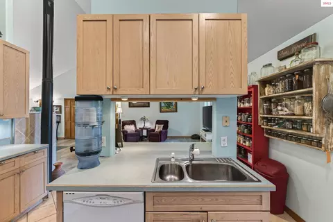 Kitchen - 403 Fall Crk, Naples, ID 83847 photo 3 of 5