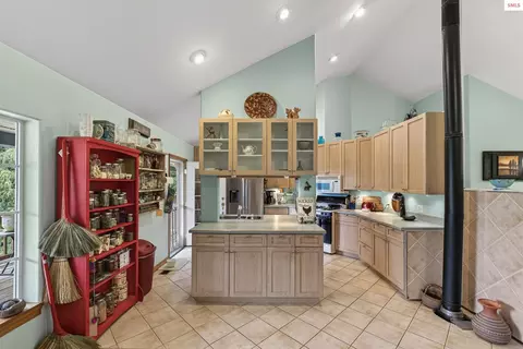Kitchen - 403 Fall Crk, Naples, ID 83847 photo 4 of 5