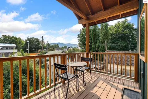 Exterior - 905 Pine St, Sandpoint, ID 83864 photo 2 of 9