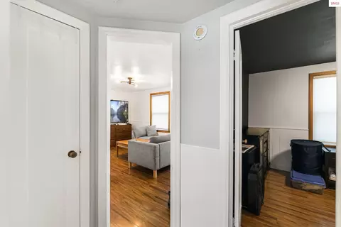 Entry Way - 905 Pine St, Sandpoint, ID 83864 photo 1 of 2